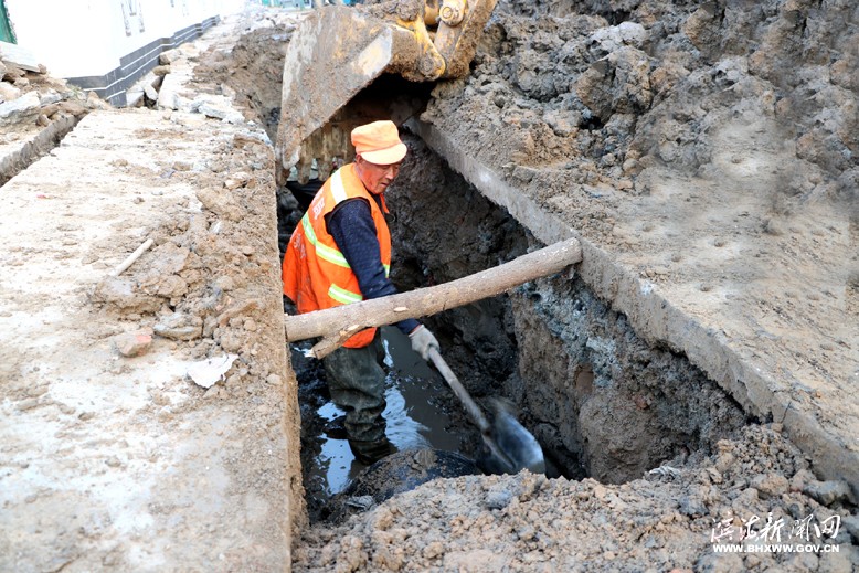 朝阳路雨水管道修建施工现场