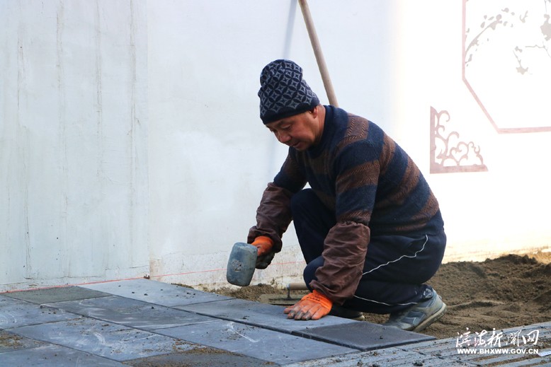 县城朝阳路人行步道建设现场