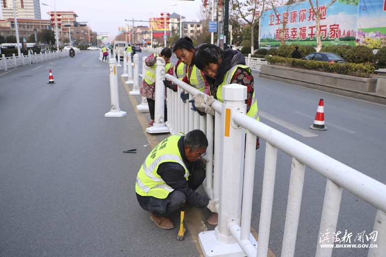 县城管局组织人员更换阜东路老旧栏杆