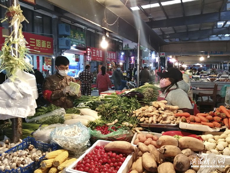 我县实行驻店（场）员工作制度