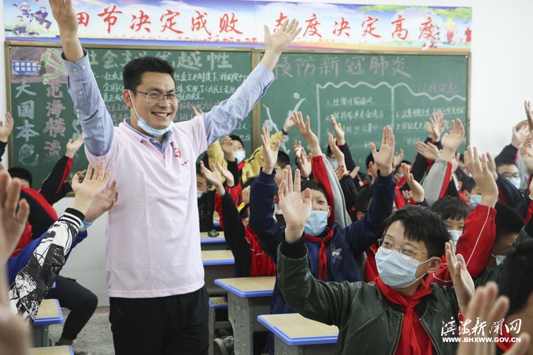 七彩阳光讲师团志愿者走进滨淮镇中心小学