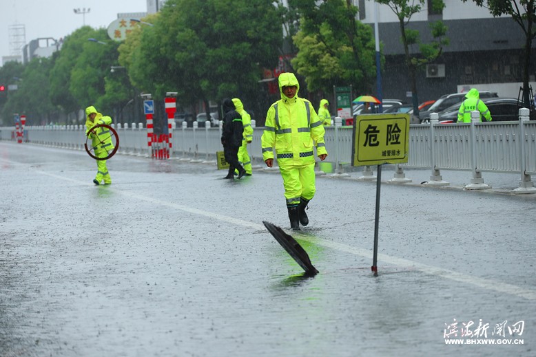 县城管局组织人员及时疏通积水