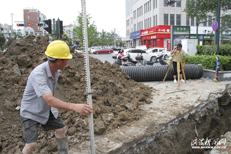 景湖路雨水管道施工现场