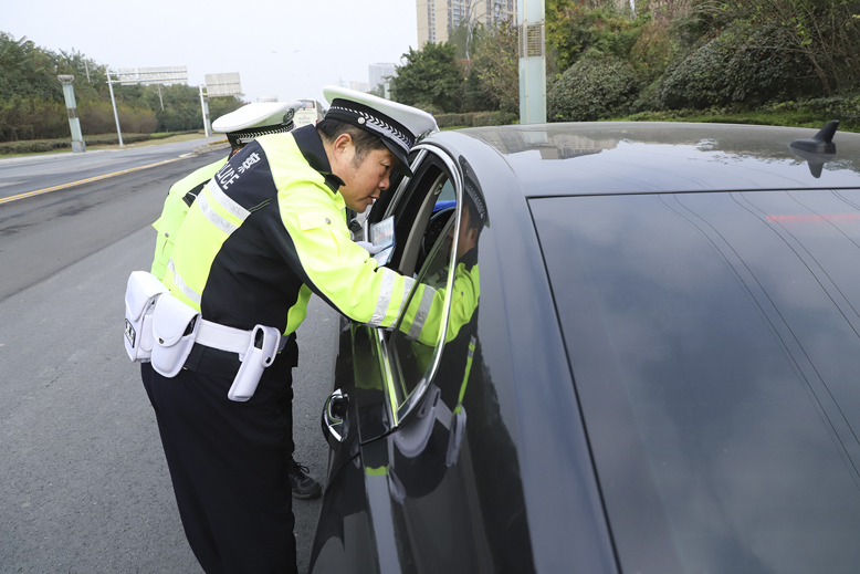 县交警部门严查驾乘人员安全带使用情况