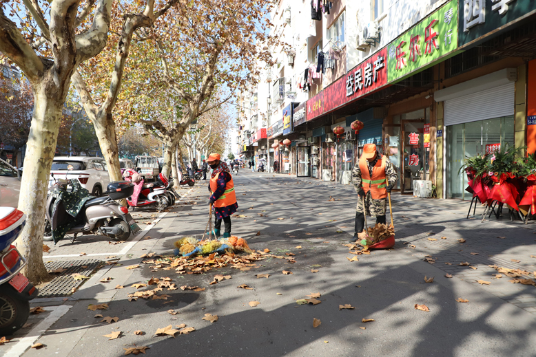 环卫工人清扫地面落叶