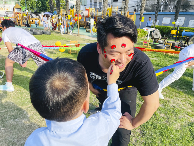 县幼儿园举办亲子游戏活动