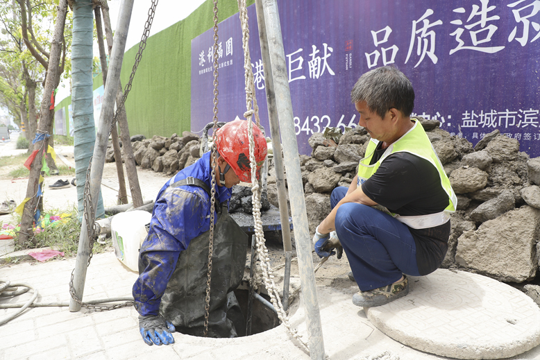 县城管局加大县城易积水路段施工改造