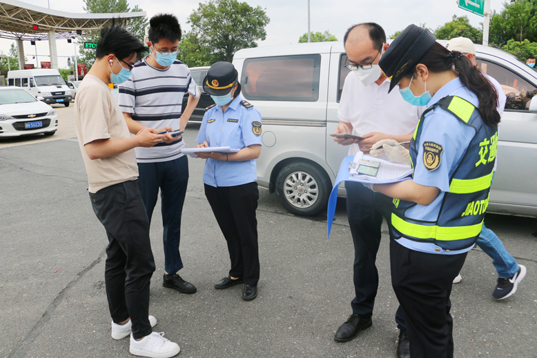 坚守在防控一线的交通执法人员