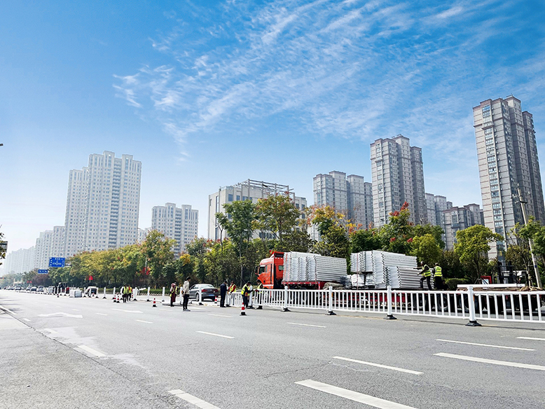 县城管局开展港城路破损护栏更换工作