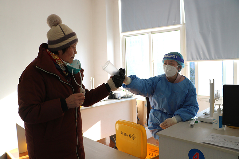 东坎街道卫生院医护人员帮助老年人接种吸入式疫苗