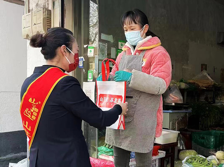 江苏山芋腔餐饮有限公司为群众免费送物上门