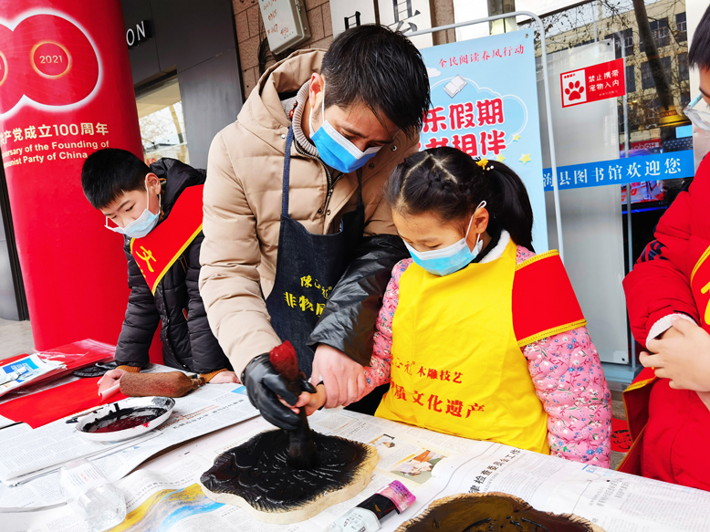 送“福”送春联活动