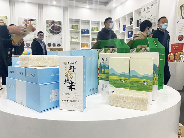 县互联网双创基地电商农产品展示台一角