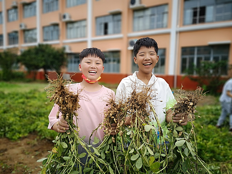 八滩镇第二中学开展学生劳动技能教育