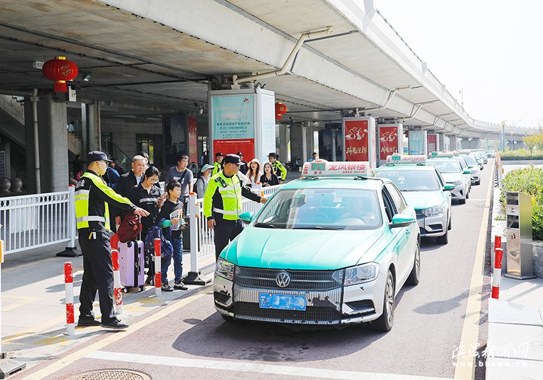 县交通运输综合行政执法大队开展出租车市场经营秩序专项整治行动