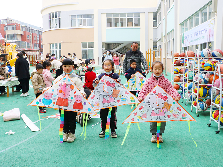 县幼儿园江南新城分园举行首届亲子风筝节