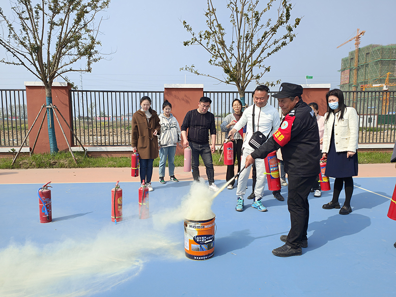 县实验小学育才路校区开展教职工灭火器使用实操演练活动