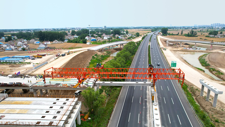 滨淮高速公路上跨沈海高速公路第一片预制箱梁安装顺利完成