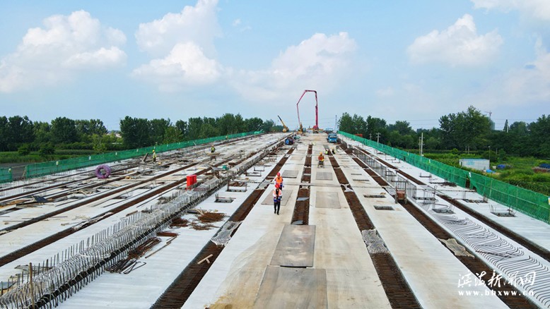 跨沈海高速公路大桥箱梁架设现场