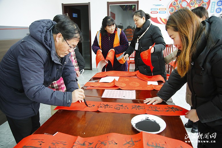 “翰墨飘香迎新春，书写春联送祝福”书法惠民活动