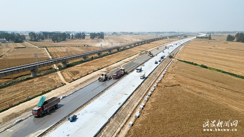 滨淮高速公路盐城段路面1标施工现场