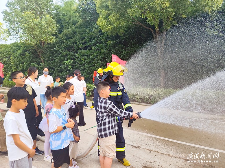 “七彩的夏日——‘童’行消防站，致敬火焰蓝”研学活动