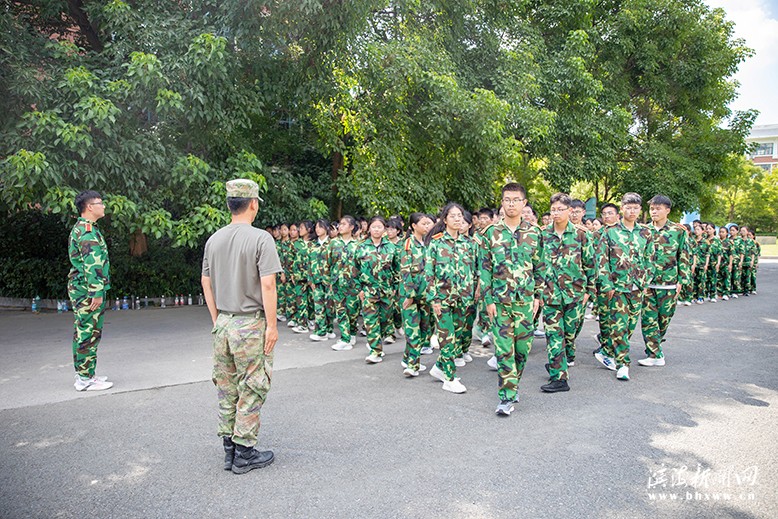 滨海中学军训现场