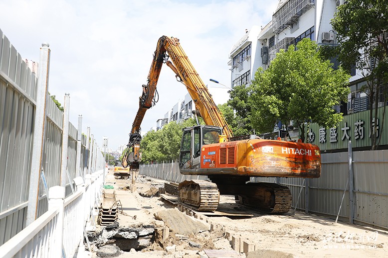 县城新建南路污水管网提质增效工程施工现场